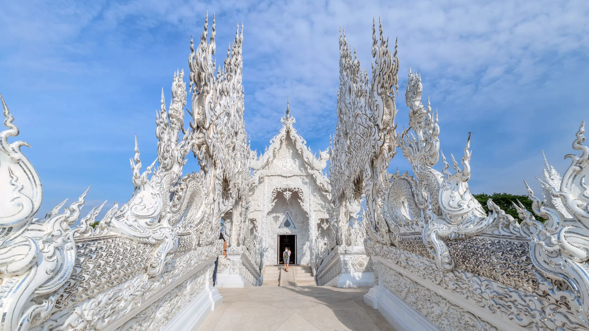 Architecture surréaliste et détails sculptés d'une blancheur immaculée au temple Wat Rong Khun (Temple Blanc) de Chiang Rai.