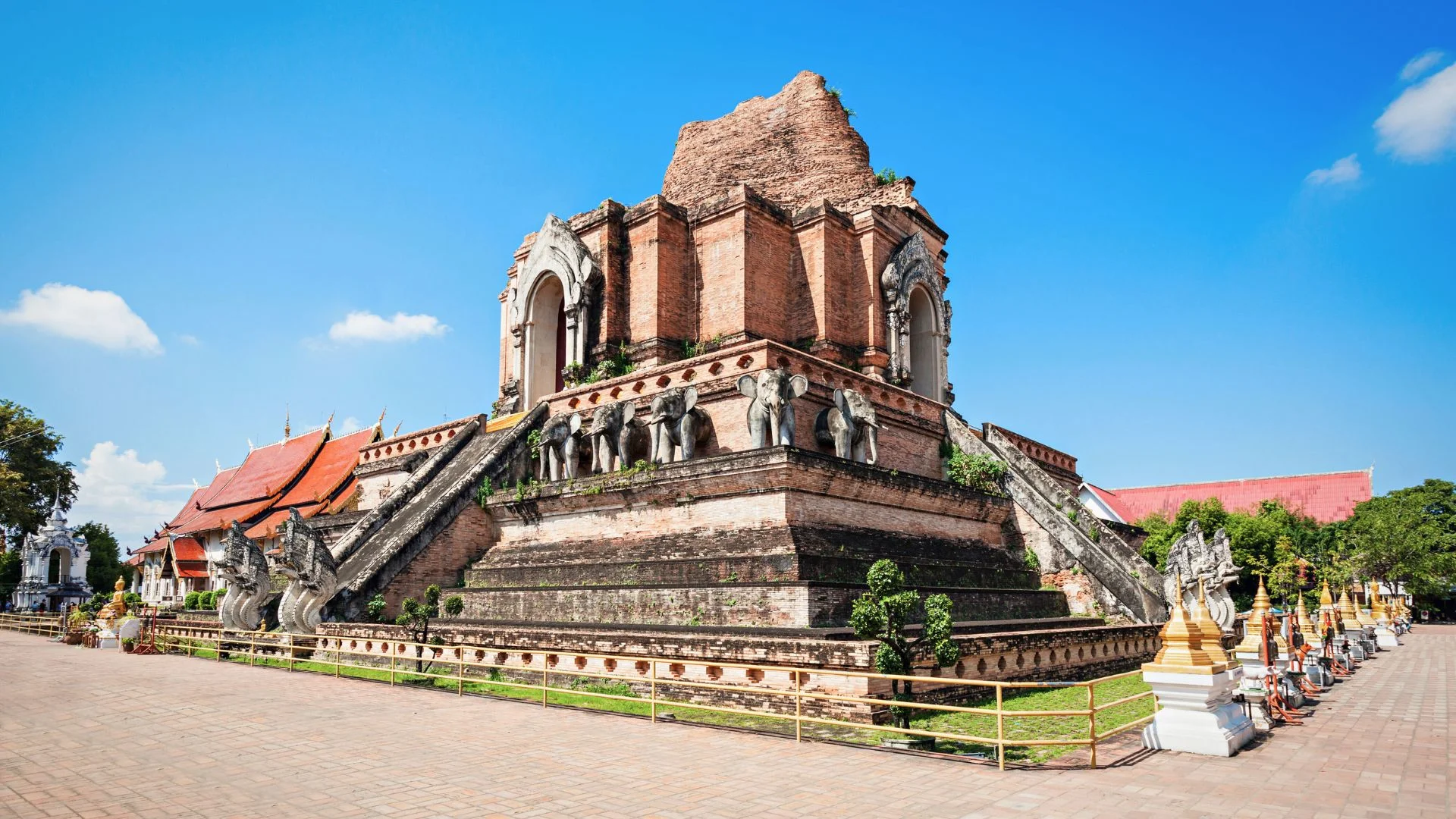 Les ruines majestueuses du grand stupa (Chedi) du temple Wat Chedi Luang, monument emblématique du centre historique de Chiang Mai