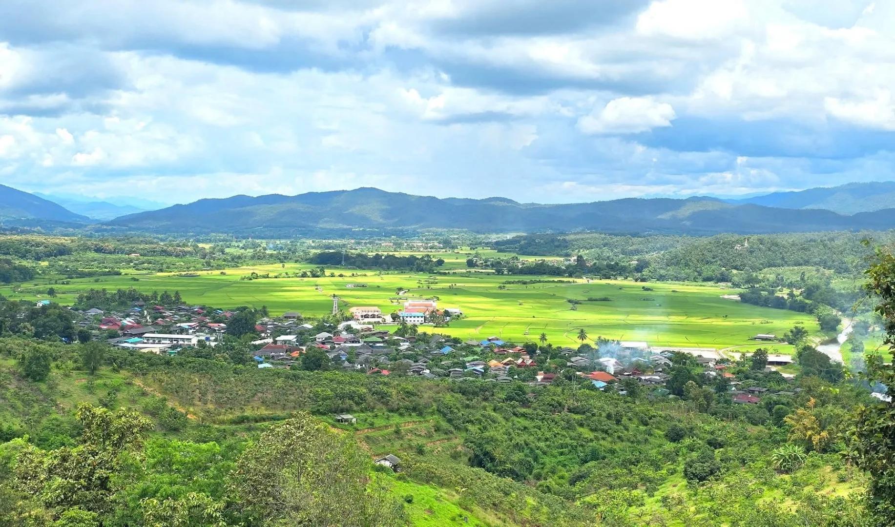 Paysage panoramique des rizières verdoyantes et du village de Lhong Khod dans le district de Phrao, au nord de Chiang Mai.