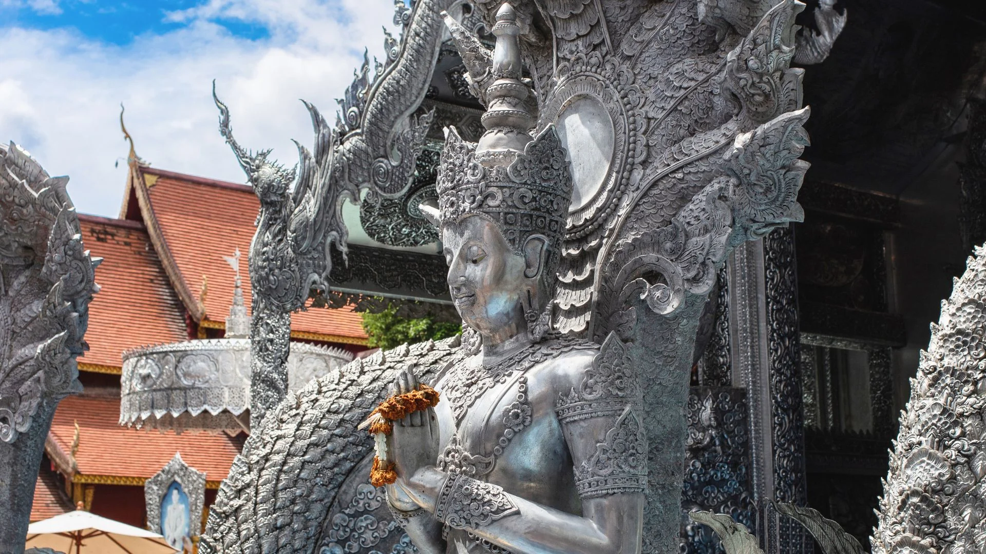  Architecture surréaliste et détails sculptés d'une blancheur immaculée au temple Wat Rong Khun (Temple Blanc) de Chiang Rai.
