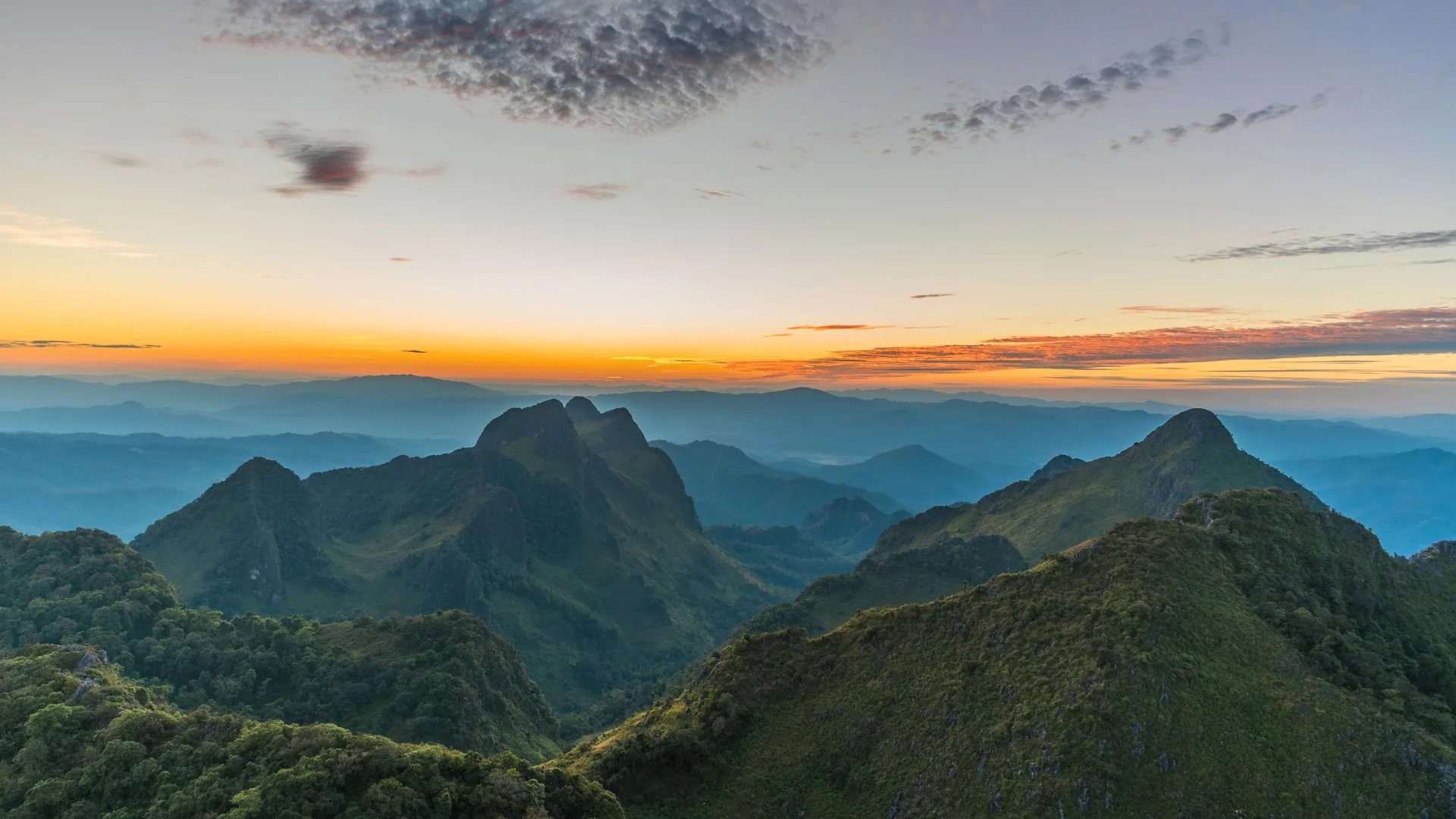 Vue panoramique des montagnes de Chiang Dao au coucher du soleil, point de départ du circuit aventure combinant temples, grottes et VTT en Thaïlande