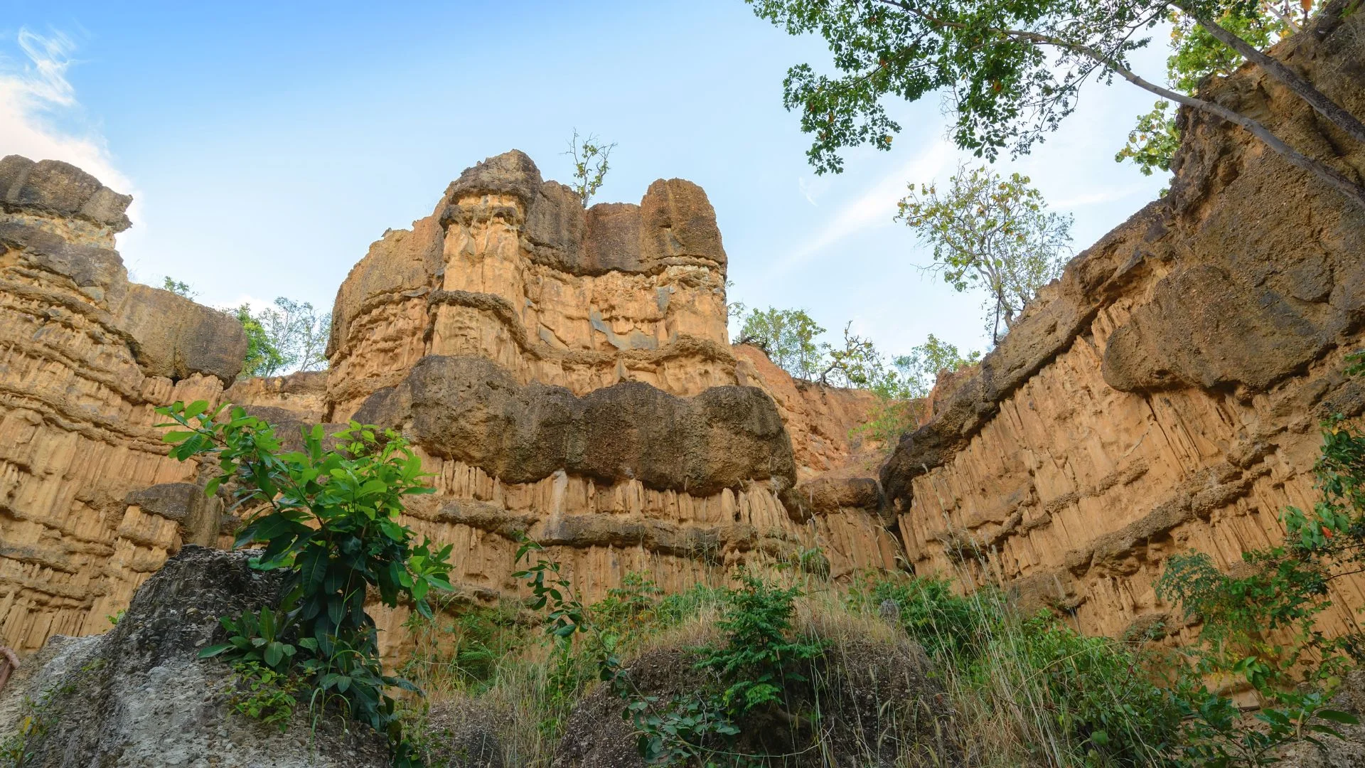 Formation géologique de falaises de terre rouge sculptées par l'érosion dans la région de Mae Wang, Chiang Mai