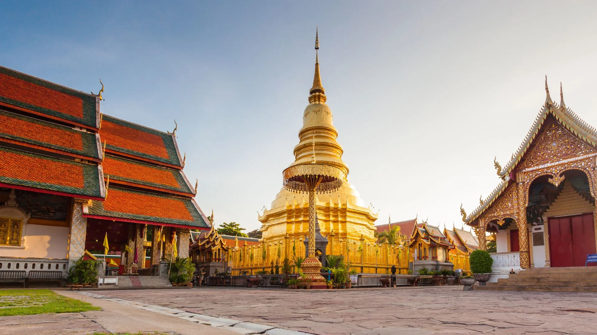 Le stupa doré étincelant du temple Wat Phra That Hariphunchai à Lamphun, monument sacré du nord de la Thaïlande.