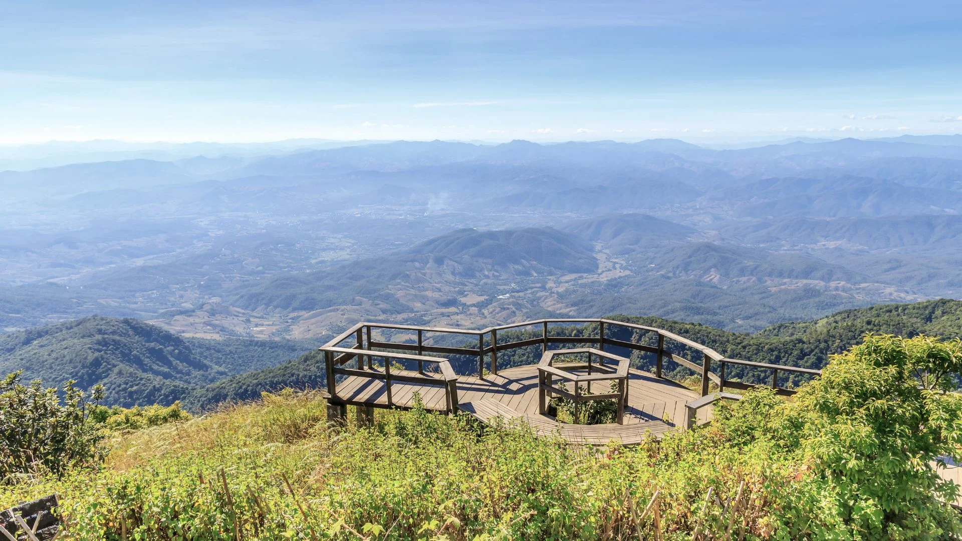 Vue panoramique sur les montagnes du Parc National de Doi Inthanon, le sommet de la Thaïlande