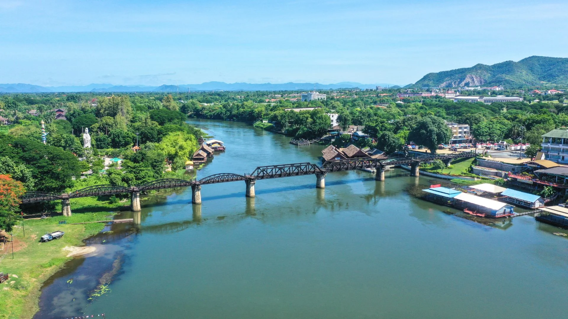  Vue panoramique du mythique Pont de la rivière Kwai, monument historique incontournable de Kanchanaburi.